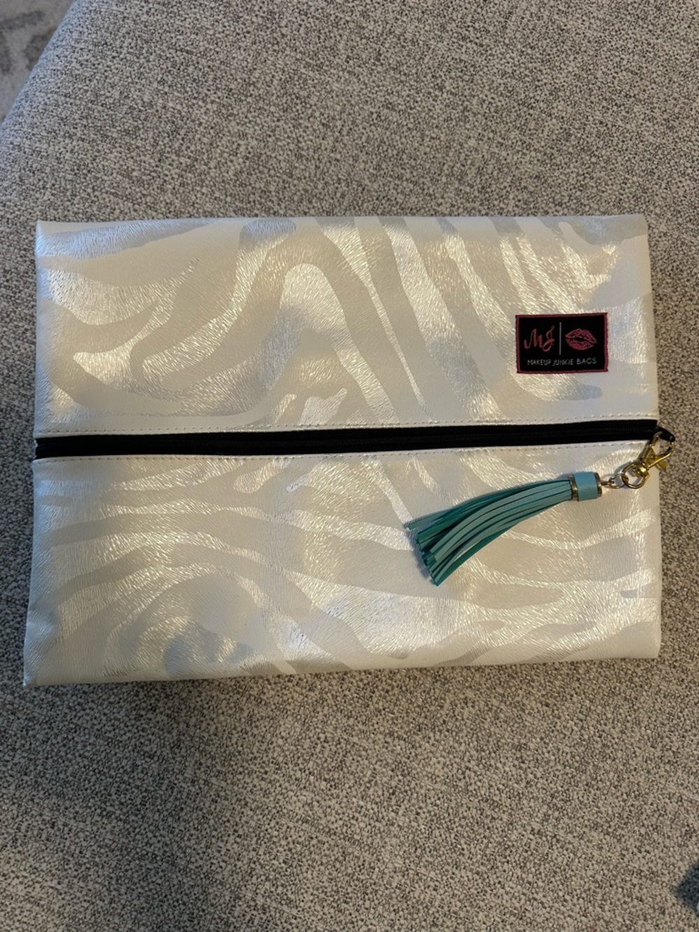 Makeup Junkie Set of 4 White Shimmer Zebra Print Pouches with Teal Tassels - Picture 9 of 10